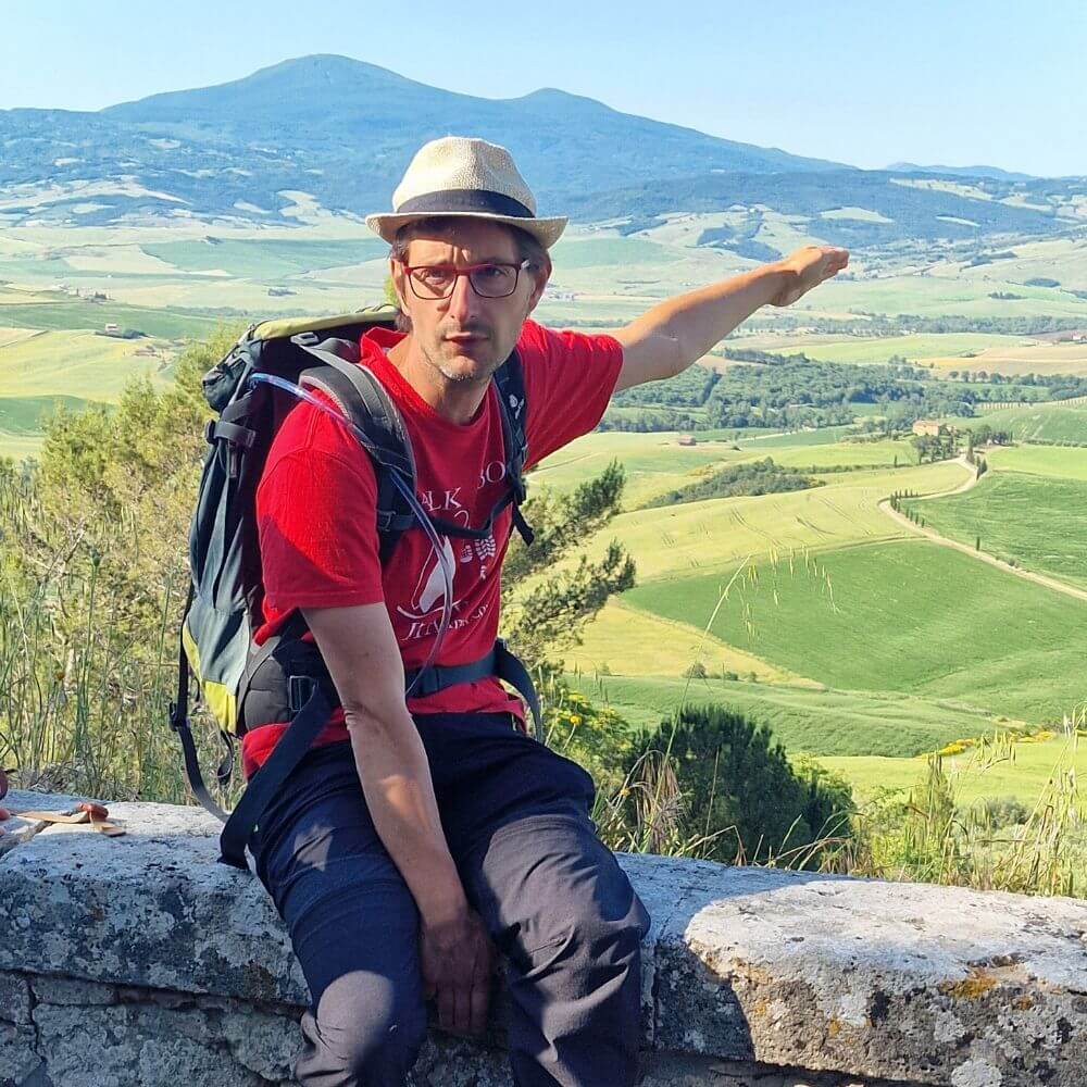 Walk About Italy guide with panoramic view over Val d’Orcia, Tuscany